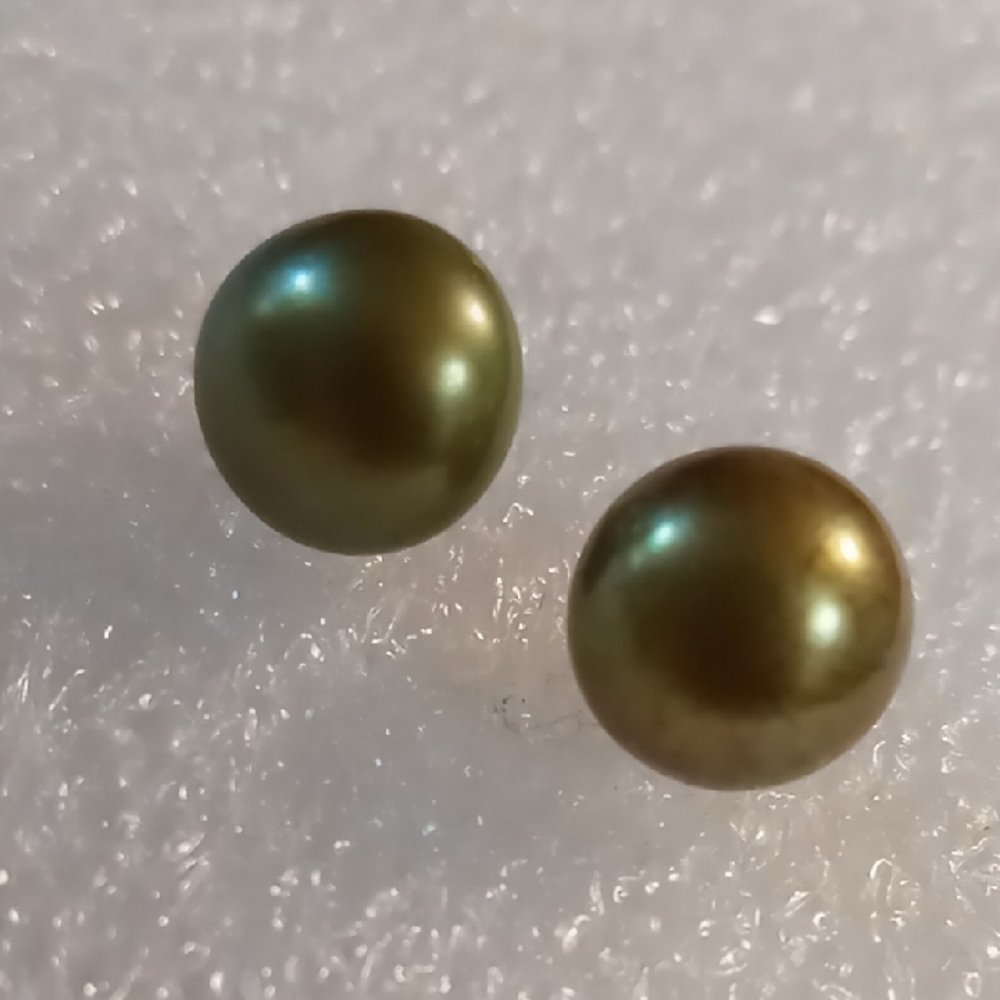 Lustrous Cultured Pearl Stud  Earrings.